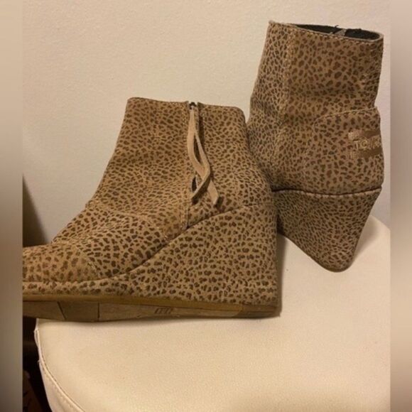 Toms Tan Brown Cheetah Animal Print Suede Leather Wedge Heels Bootie Women’s 7.5 - Picture 3 of 9